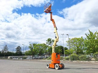 Plataforma de braço articulado JLG E300AJP