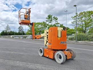 Plataforma de braço articulado JLG E300AJP