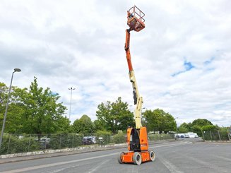 Plataforma de braço articulado JLG E300AJP