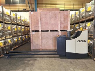 Porta-paletes eléctrico com condutor transportado Crown WT3040 - 9