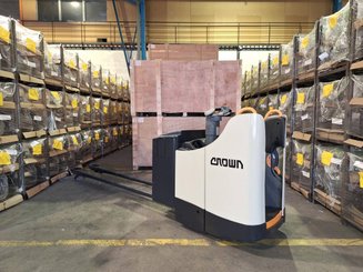 Porta-paletes eléctrico com condutor transportado Crown WT3040 - 6