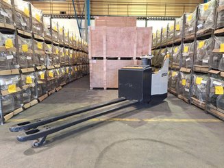 Porta-paletes eléctrico com condutor transportado Crown WT3040 - 10