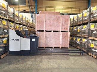 Porta-paletes eléctrico com condutor transportado Crown WT3040 - 2