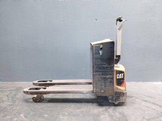 Porta-paletes eléctrico com condutor a pé Caterpillar NPP20N2