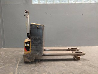 Porta-paletes eléctrico com condutor a pé Caterpillar NPP20N2
