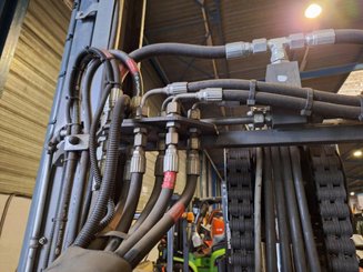 Empilhador retráctil de 4 direcções Combilift C8000-15