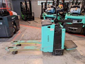Porta-paletes eléctrico com condutor a pé Yale MP20X