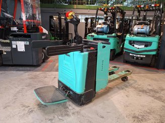 Porta-paletes eléctrico com condutor a pé Yale MP20X