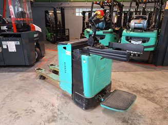 Porta-paletes eléctrico com condutor a pé Yale MP20X