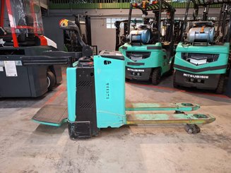 Porta-paletes eléctrico com condutor a pé Yale MP20X