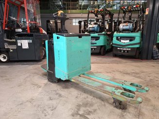 Porta-paletes eléctrico com condutor a pé Yale MP20X