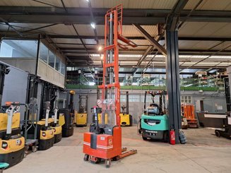 Stacker com condutor a pé BT LSF 1250 EE - 15