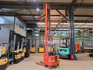 Stacker com condutor a pé BT LSF 1250 EE - 14
