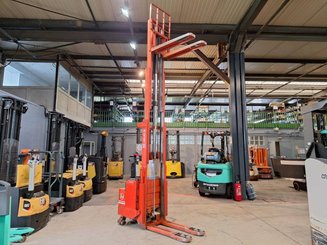 Stacker com condutor a pé BT LSF 1250 EE - 17