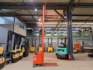 Stacker com condutor a pé BT LSF 1250 EE - 16