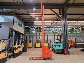Stacker com condutor a pé BT LSF 1250 EE - 13