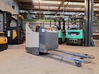 Porta-paletes eléctrico com condutor transportado Crown WT3040 2.00