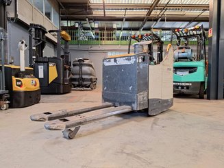 Porta-paletes eléctrico com condutor transportado Crown WT3040 2.00