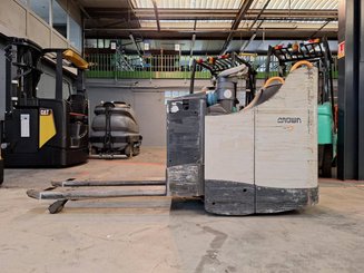 Porta-paletes eléctrico com condutor transportado Crown WT3040 2.00