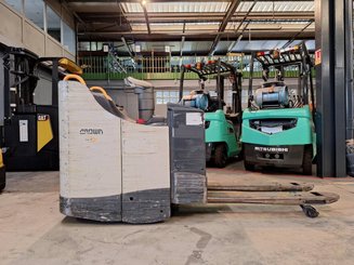 Porta-paletes eléctrico com condutor transportado Crown WT3040 2.00