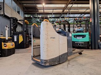 Porta-paletes eléctrico com condutor transportado Crown WT3040 2.00