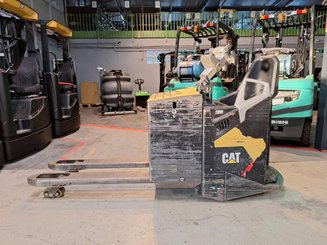 Porta-paletes eléctrico com condutor a pé Caterpillar NPF25N2