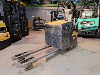 Porta-paletes eléctrico com condutor a pé Caterpillar NPF25N2