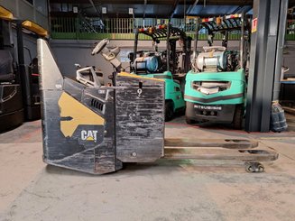 Porta-paletes eléctrico com condutor a pé Caterpillar NPF25N2