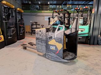 Porta-paletes eléctrico com condutor a pé Caterpillar NPF25N2
