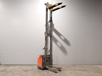 Stacker com condutor a pé STILL EGV14