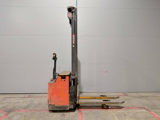 Stacker com condutor a pé STILL EGV14