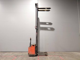 Stacker com condutor a pé STILL EGV14