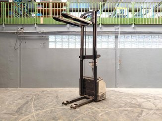 Stacker com condutor a pé Crown WF3000 1.2