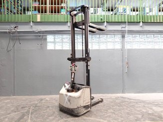 Stacker com condutor a pé Crown WF3000 1.2