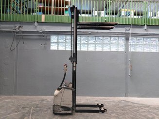 Stacker com condutor a pé Crown WF3000 1.2 - 8