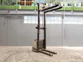 Stacker com condutor a pé Crown WF3000 1.2 - 6