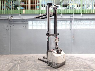 Stacker com condutor a pé Crown WF3000 1.2