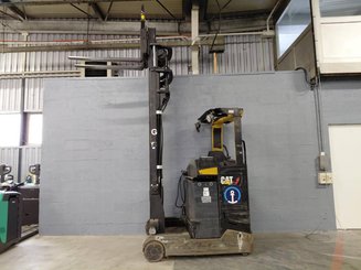 Empilhador retráctil Caterpillar NR14N