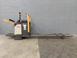 Porta-paletes eléctrico com condutor transportado Crown WT3060