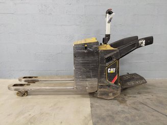 Porta-paletes eléctrico com condutor transportado Caterpillar NPV20N2