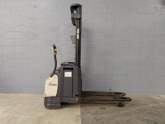 Stacker com condutor a pé Crown ESI4000-12