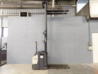 Stacker com condutor a pé Crown ESI4000-12