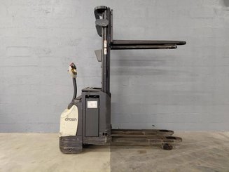 Stacker com condutor a pé Crown ESI4000-12
