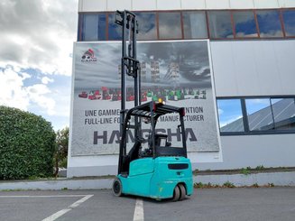Empilhador de contrapeso 3 rodas Hyster J160XNT