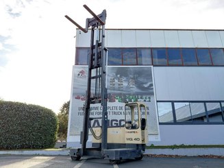 Empilhador retráctil de 4 direcções Hubtex MQ40