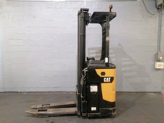 Stacker com condutor transportado Caterpillar NSR16N