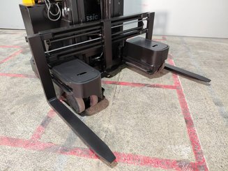 Empilhadores Retrácteis Multidirecionais Caterpillar NRM20K - 10