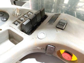 Empilhadores Retrácteis Multidirecionais Caterpillar NRM20K - 13