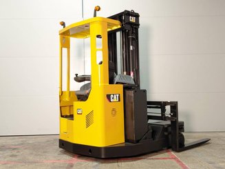 Empilhadores Retrácteis Multidirecionais Caterpillar NRM20K