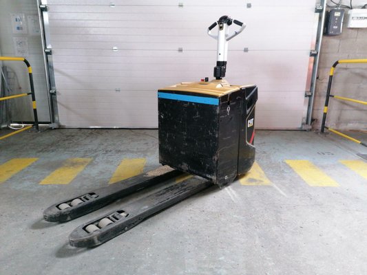 Porta-paletes eléctrico com condutor a pé Caterpillar NPP20N2R - 1